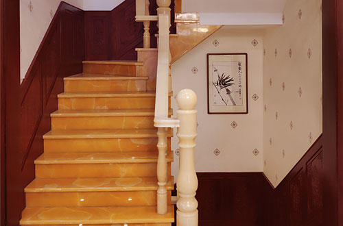 虹口中式别墅室内汉白玉石楼梯的定制安装装饰效果