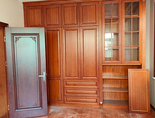 虹口中式家庭装修里定制的实木衣柜效果图